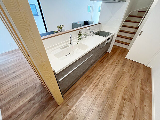 【キッチン　C号棟】■リクシル　システムキッチン「ES」洗練されたデザインと優れた使いやすさ。最新機能も多彩に備えた、システムキッチン。暮らしの中心として、家族が自然と集まる空間が実現します。