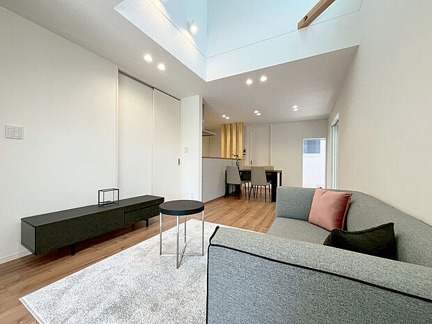 【リビング　C号棟】■リビングを見渡せる対面式キッチンだからお子様がいても安心