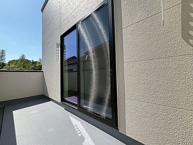 【バルコニー　C号棟】■奥行きのあるバルコニー
■洗濯物が良く乾きます