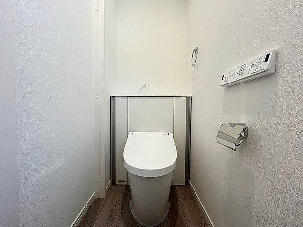 【 トイレ　C号棟現地写真】■INAX　「ベーシアピタ フチレス」。汚れにくくお掃除のしやすいフチレス形状の便器を採用することで少ない水でもしっかり汚れを洗い流し、清潔でデザイン性のある空間を実現します。