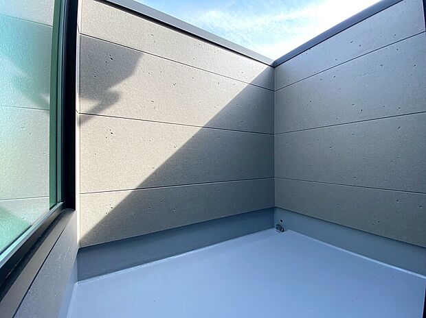 【バルコニー B号棟現地写真】■奥行きのあるバルコニー