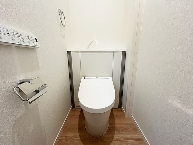 【 トイレ　D号棟】■INAX　「ベーシアピタ フチレス」。汚れにくくお掃除のしやすいフチレス形状の便器を採用することで少ない水でもしっかり汚れを洗い流し、清潔でデザイン性のある空間を実現します。