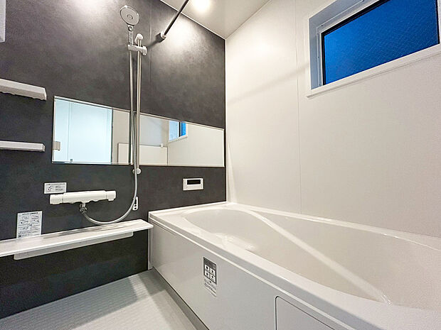 【浴室　B号棟】■リクシル　システムバスルーム「AX」。フロアはスポンジが奥まで入り掃除がラクラク。また独自の断熱層を使用しているため冬場でも冷やっとしません。