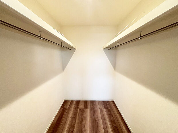 【ウォークインクローゼット　B号棟】■衣類の収納だけでなく、布団等の様々なものが収納可能