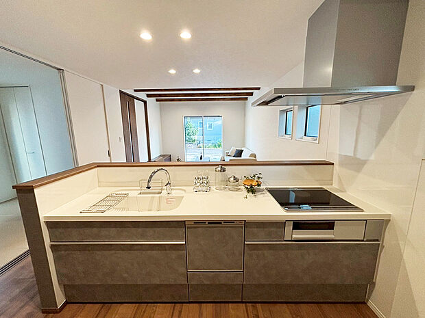 【キッチン　A号棟】■リクシル　システムキッチン「ES」洗練されたデザインと優れた使いやすさ。最新機能も多彩に備えた、システムキッチン。暮らしの中心として、家族が自然と集まる空間が実現します。