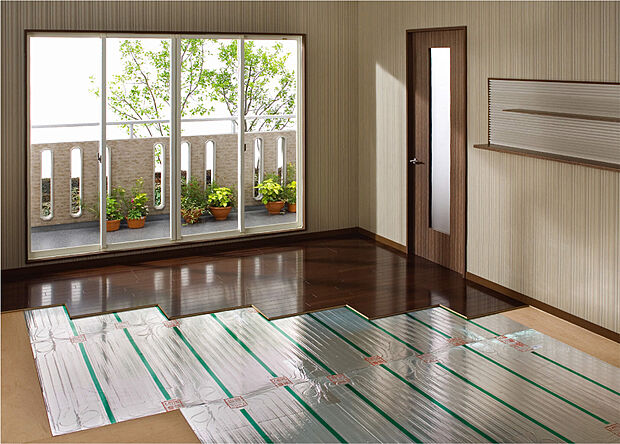 【 床暖房】■空気を汚さず、ふく射熱で足元からポカポカと暖まります。
■電気式床暖房より立ち上がりが早く感じられるガスのパワー
■温風が出ない床暖房は、ホコリが立たず清潔です。石油ストーブのように燃焼時のニオイもありません。