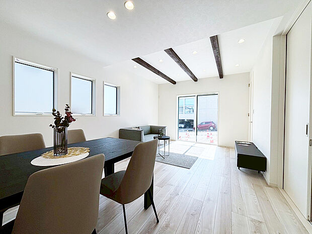 【リビング】■リビングを見渡せる対面式キッチンだからお子様がいても安心