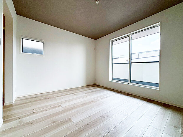 【主寝室】■収納上手ウォークインクローゼット有り
■生活のしやすさを考えてコンセントを2か所に設置