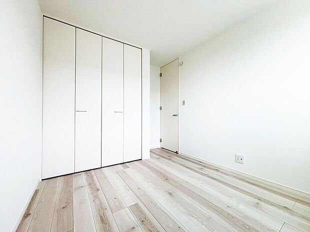 【洋室】■安全にも配慮。窓の位置を高くした子ども部屋。小さなお子様の転落を防ぎます。