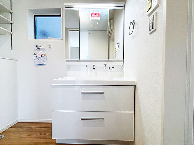 【洗面　D号棟】■ヒーターなしでもくもりにくい「くもりどめコート」。
■引出し収納の他に３面ミラー裏にも高さを変えれる棚あり。
■シンクに継ぎ目などの凹凸がなく、飛び散った水滴をサッと拭き取れます。