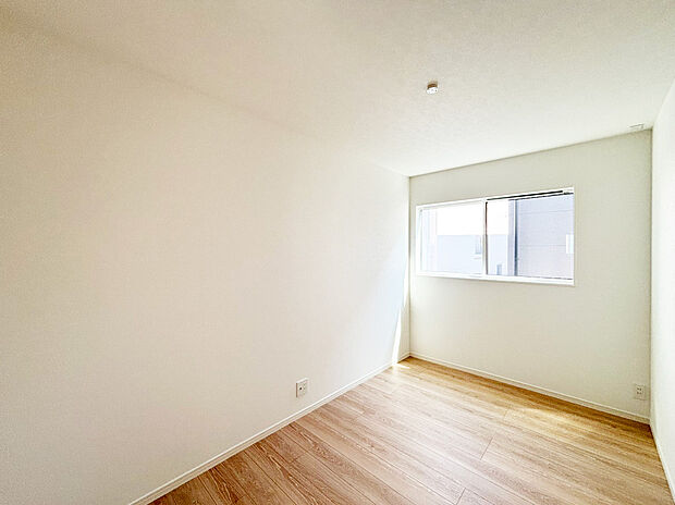 【洋室 E号棟】■子ども部屋にも広々クローゼット。吊りレールで開閉がスムーズにおこなえます。