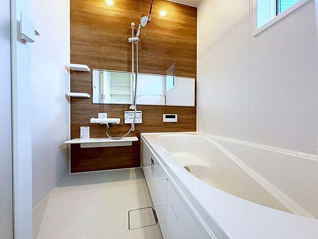 【浴室　C号棟】■リクシル　システムバスルーム「AX」。フロアはスポンジが奥まで入り掃除がラクラク。また独自の断熱層を使用しているため冬場でも冷やっとしません。