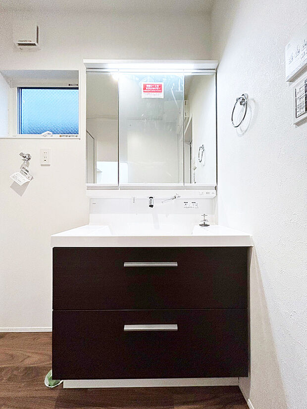 【洗面　同仕様写真】■リクシル　「EV」。洗面器一体型カウンターでつぎ目などの凹凸がなく汚れもさっとひと拭き。節水と省エネ性にすぐれた上から水のでるキレイアップ水栓。