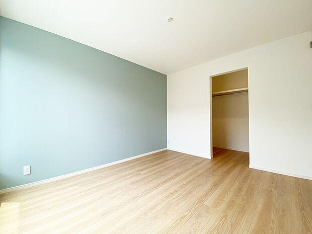 【主寝室】■収納上手ウォークインクローゼット有り
■生活のしやすさを考えてコンセントを2か所に設置