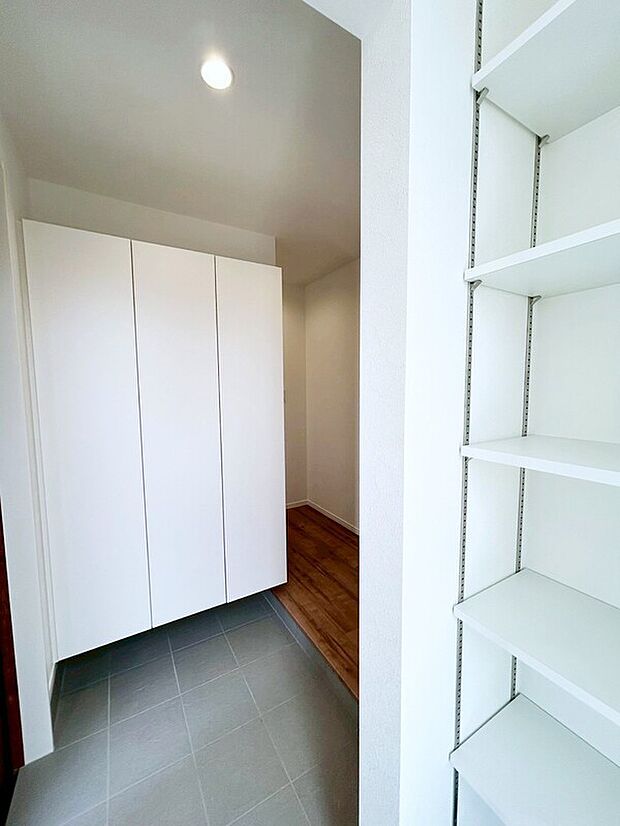 【土間収納】■玄関横に使い勝手が良いシューズクローク