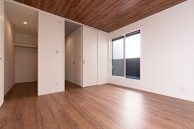 【主寝室 A号棟】■ゆったりとした広さを確保した癒しの主寝室。広々ウォークインクローゼット設置で、収納力も十分。快適な新生活が送れます。