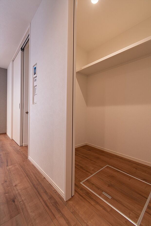 【納戸 A号棟】■ゴルフバックやキャリーケースなど、大きなものの収納場所にも困りません。季節の家電や、布団、衣替えの衣類なども収納することができます。