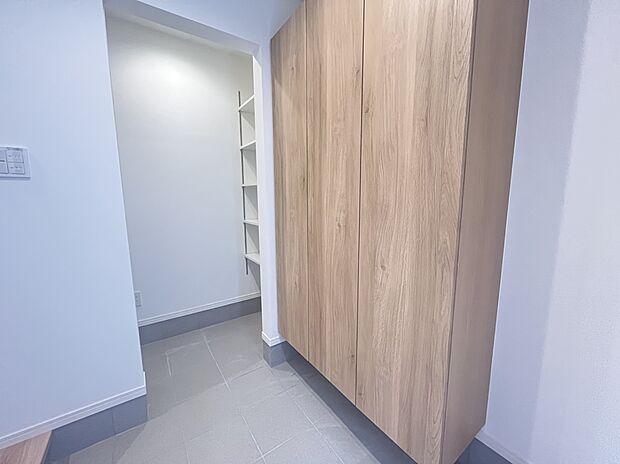 【土間収納　A号棟現地写真】■ゴルフバックやベビーカーを収納できる土間収納付き