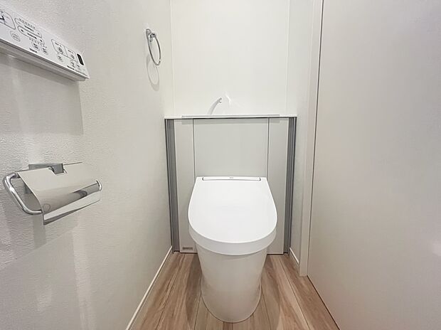 【トイレ　A号棟現地写真】■INAX　「ベーシアピタ フチレス」。汚れにくくお掃除のしやすいフチレス形状の便器を採用することで少ない水でもしっかり汚れを洗い流し、清潔でデザイン性のある空間を実現します。