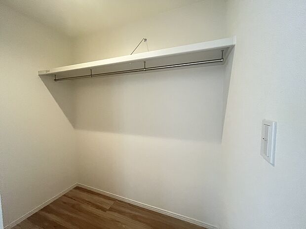 【WIC　A号棟現地写真】■ゴルフバックやキャリーケースなど、大きなものの収納場所にも困りません。季節の家電や、布団、衣替えの衣類なども収納することができます。