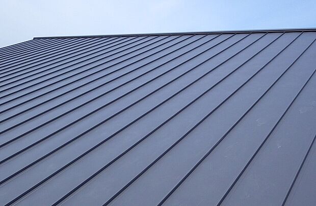 【アルミ樹脂複合窓とLow-Eガラス】サビに強く耐久性があり、金属特有の軽さから耐震性にも優れた建材。20年間は塗替え不要で機能を維持。