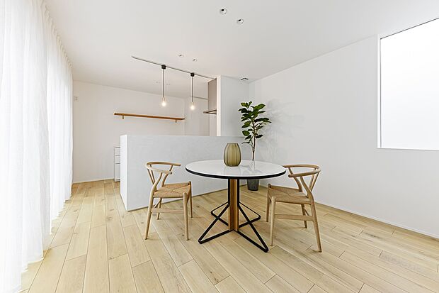 【ダイニング】■リビングを見渡せる対面式キッチンだからお子様がいても安心