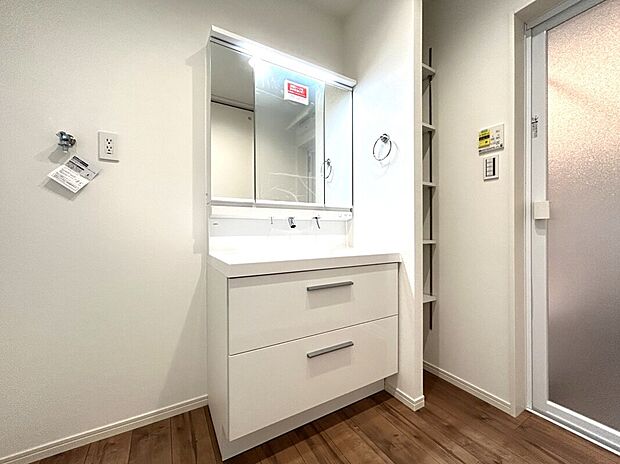 【洗面　A号棟】■ヒーターなしでもくもりにくい「くもりどめコート」。
■引出し収納の他に３面ミラー裏にも高さを変えれる棚あり。
■シンクに継ぎ目などの凹凸がなく、飛び散った水滴をサッと拭き取れます。