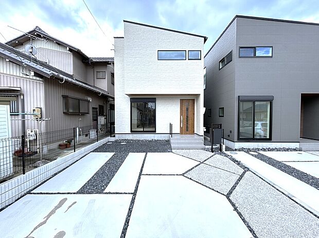 【B号棟】■白を基準とし玄関扉と軒天がアクセントの上品な外観