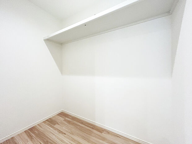 【納戸　B号棟】■掃除道具やレジャー用品等大型用品の収納に便利な納戸
■家族分の衣替えの服も収納可能です