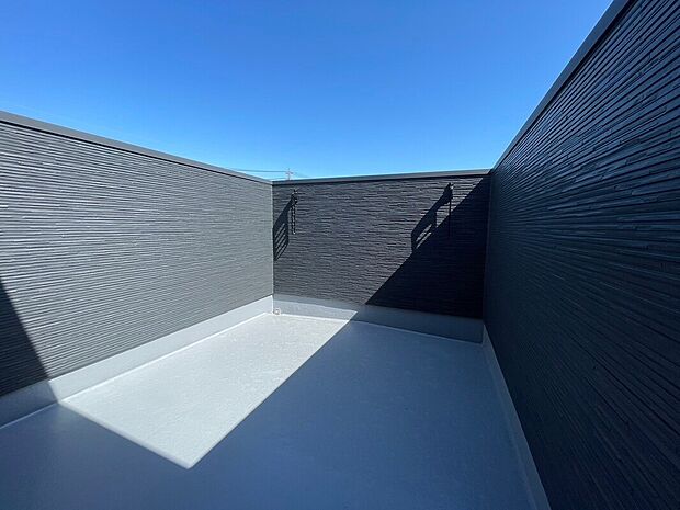 【バルコニー　A号棟　同仕様写真】■洗濯物が良く乾く南向きです。