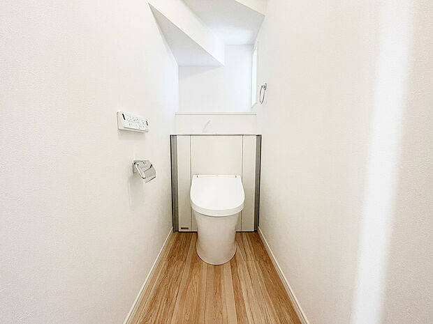 【トイレ　C号棟　同仕様写真】■INAX　「ベーシアピタ フチレス」。汚れにくくお掃除のしやすいフチレス形状の便器を採用することで少ない水でもしっかり汚れを洗い流し、清潔でデザイン性のある空間を実現します。
