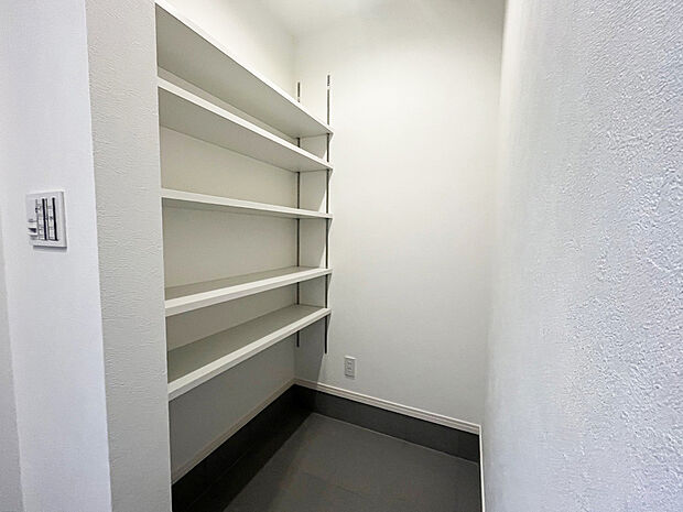 【土間収納　D号棟】■雨具やベビーカーなどの収納に便利な土間収納