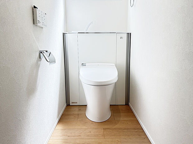 【トイレ　施工例写真】INAX　「ベーシアピタ フチレス」。汚れにくくお掃除のしやすいフチレス形状の便器を採用することで少ない水でもしっかり汚れを洗い流し、清潔でデザイン性のある空間を実現
