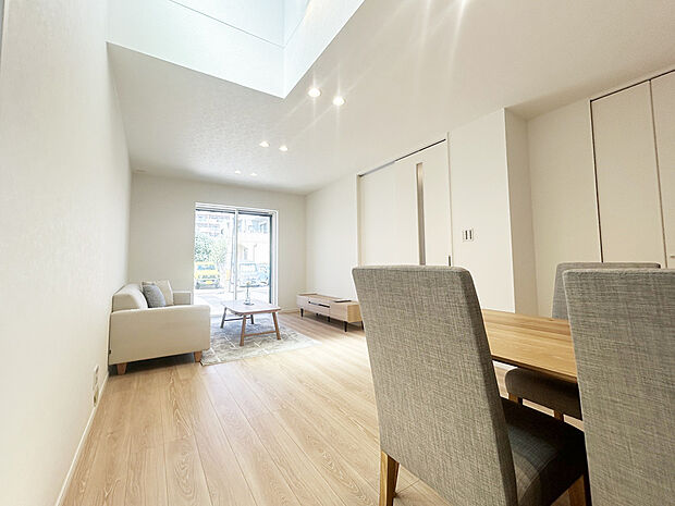 【C号棟　リビング　】天井が高く、優しい光が差し込む吹き抜けが開放的なくつろぎ空間を演出。
高い位置から自然光を多く取り込む事で、 太陽が低くなる冬もしっかり採光できます。
