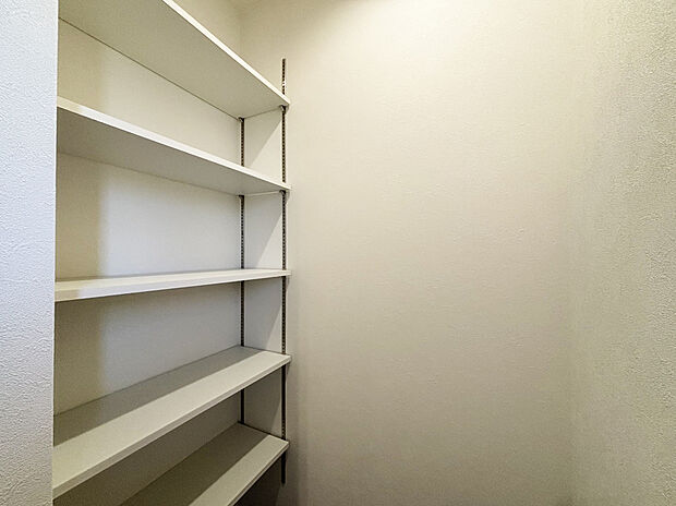【土間収納　A号棟】■玄関横に使い勝手が良いシューズクローク
■お好きな高さで使用できる稼動棚