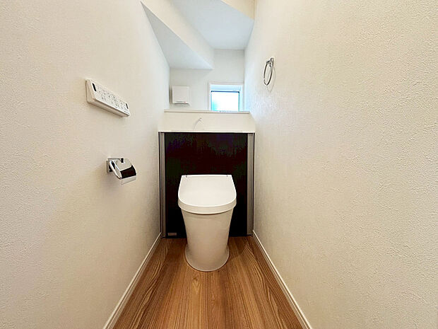 【トイレ　A号棟現地写真】■INAX　「ベーシアピタ フチレス」。汚れにくくお掃除のしやすいフチレス形状の便器を採用することで少ない水でもしっかり汚れを洗い流し、清潔でデザイン性のある空間を実現します。