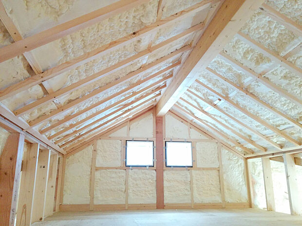 【 吹き付け断熱】住宅の隅から隅まで家全体をスッポリと覆ってしまう「現場吹付け断熱」を採用。無数の細かい連続気泡で構成されたウレタンフォームは、グラスウール10Kの1.5倍の断熱効果を発揮します。また透湿性も低く、断熱材内部への湿気の侵入を防ぐ効果もあり、躯体内の結露を抑制し、建物の耐久性を高めてくれます。
