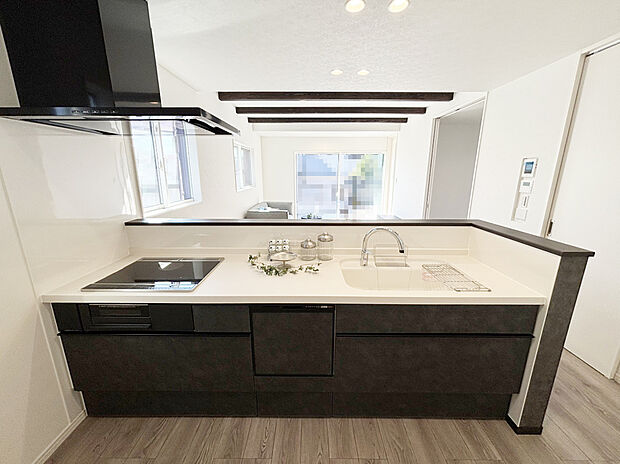 【キッチン　現地写真】■リクシル　システムキッチン「ES」洗練されたデザインと優れた使いやすさ。最新機能も多彩に備えた、システムキッチン。暮らしの中心として、家族が自然と集まる空間が実現します。