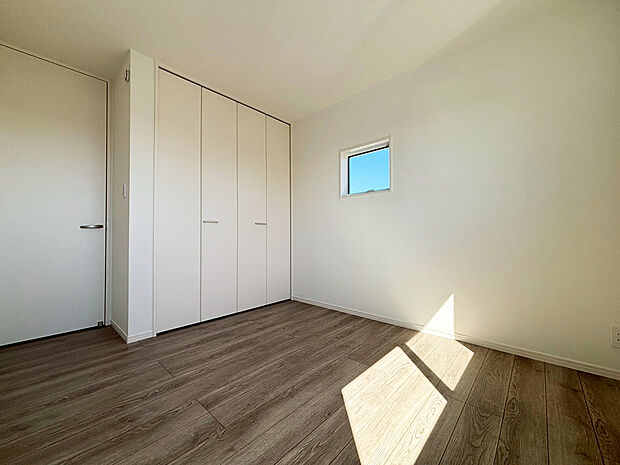 【洋室　】■子ども部屋にも広々クローゼット

