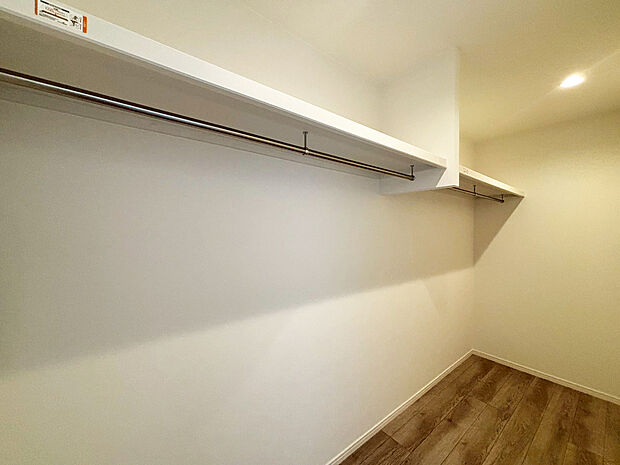 【ウォークインクローゼット　】■衣類の収納だけでなく、布団等の様々なものが収納可能