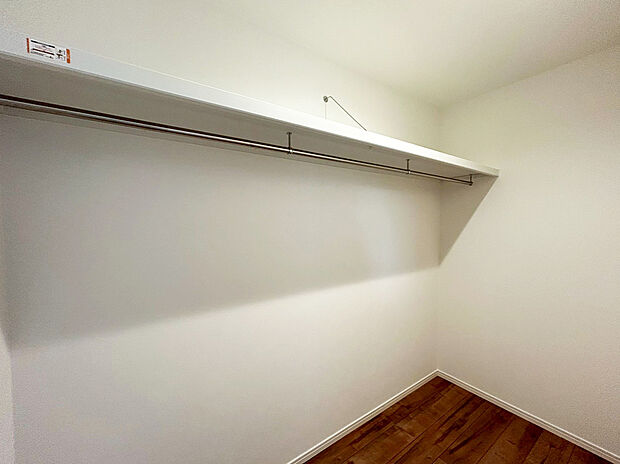 【ウォークインクローゼット　A号棟】■衣類の収納だけでなく、布団等の様々なものが収納可能