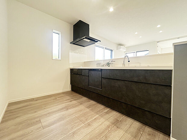 【キッチン　現地写真　C号棟】【キレイシンク】
シンク底面がフラットで排水口の見えないスッキリデザイン人造大理石製のシンク。
【タッチレス水栓】
吐水も止水も手をかざすだけなので省エネ効果が期待できます。
また、食器洗い乾燥機、熱のこもりにくいIHコンロ、お手入れのしやすい目地のないフラットなキッチンパネル採用するなど、毎日の家事を快適に行えるように厳選したシステムキッチンです。