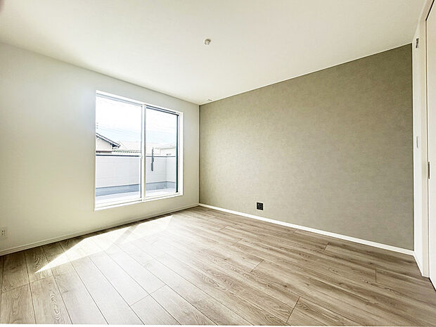 【主寝室　現地写真　Ｃ号棟】ゆとりあるサイズの主寝室