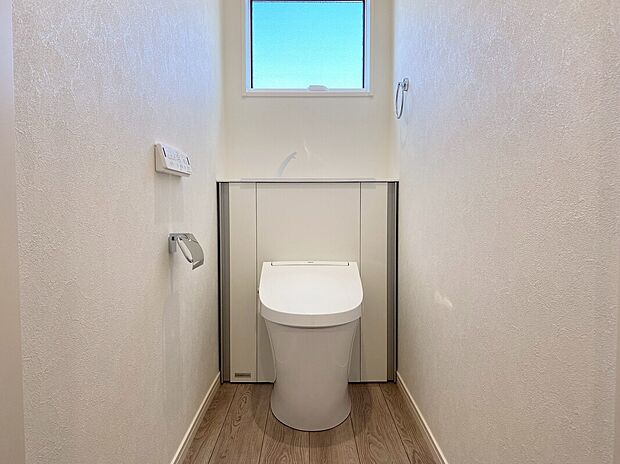 【トイレ　C号棟現地写真】■INAX　「ベーシアピタ フチレス」。汚れにくくお掃除のしやすいフチレス形状の便器を採用することで少ない水でもしっかり汚れを洗い流し、清潔でデザイン性のある空間を実現します。