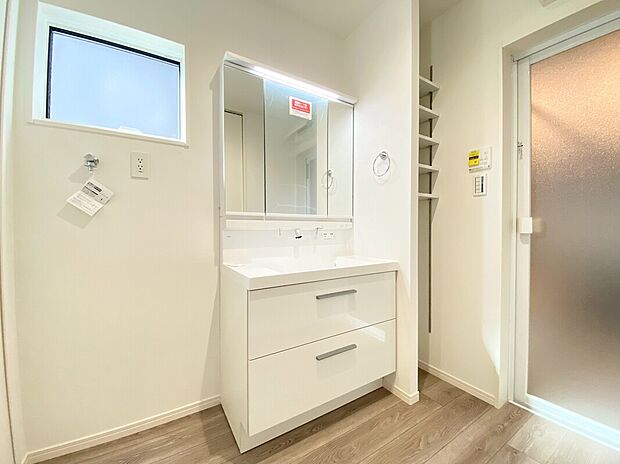 【洗面台　C号棟現地写真】■リクシル　「EV」。洗面器一体型カウンターでつぎ目などの凹凸がなく汚れもさっとひと拭き。また節水と省エネ性にすぐれた上から水のでるキレイアップ水栓