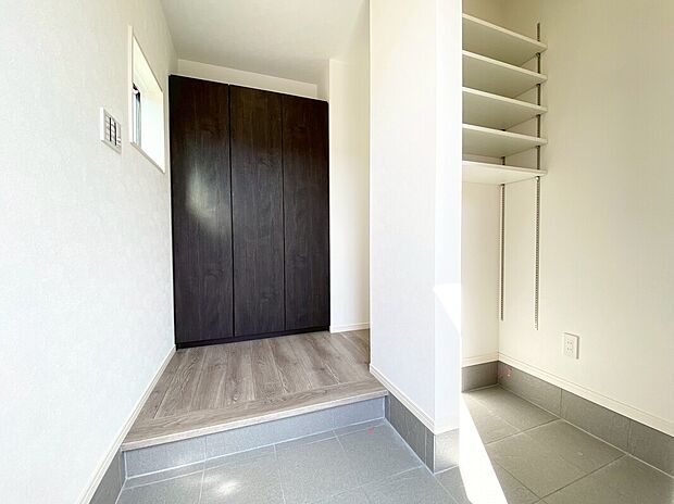 【土間収納　C号棟現地写真】■ゴルフバックやベビーカーを収納できる土間収納付き