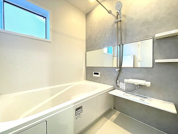 【浴室】■ヒートショック対策、梅雨・花粉時期の洗濯物の乾燥に活躍する浴室暖房乾燥機付き。
■4時間以上経っても湯温低下はわずか2.5℃。
■浴槽保温材と保温組フタでさらに保温が長持ちサーモバス。