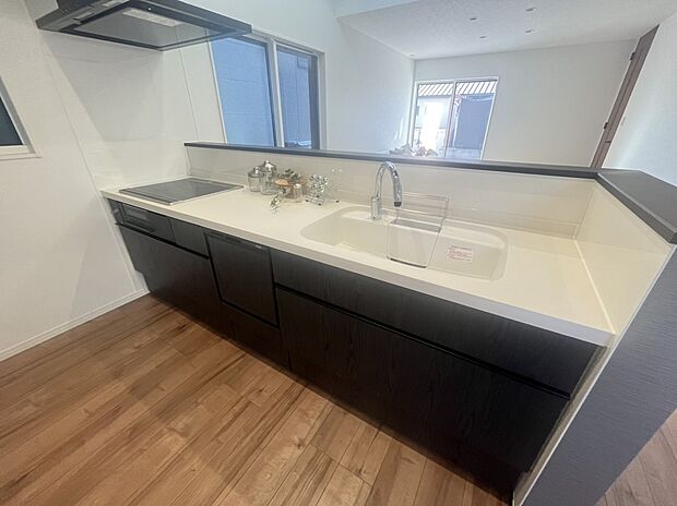 【キッチン　A号棟現地写真】■リクシル　システムキッチン「ES」洗練されたデザインと優れた使いやすさ。最新機能も多彩に備えた、システムキッチン。暮らしの中心として、家族が自然と集まる空間が実現します。