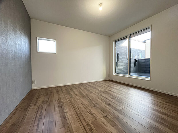 【主寝室　A号棟現地写真】■ゆったりとした広さを確保した癒しの主寝室。4.0帖のウォークインクローゼット設置で、収納力も十分。