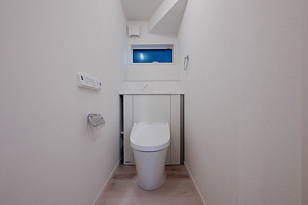 【トイレ　B号棟】■INAX　「ベーシアピタ フチレス」。汚れにくくお掃除のしやすいフチレス形状の便器を採用することで少ない水でもしっかり汚れを洗い流し、清潔でデザイン性のある空間を実現します。
